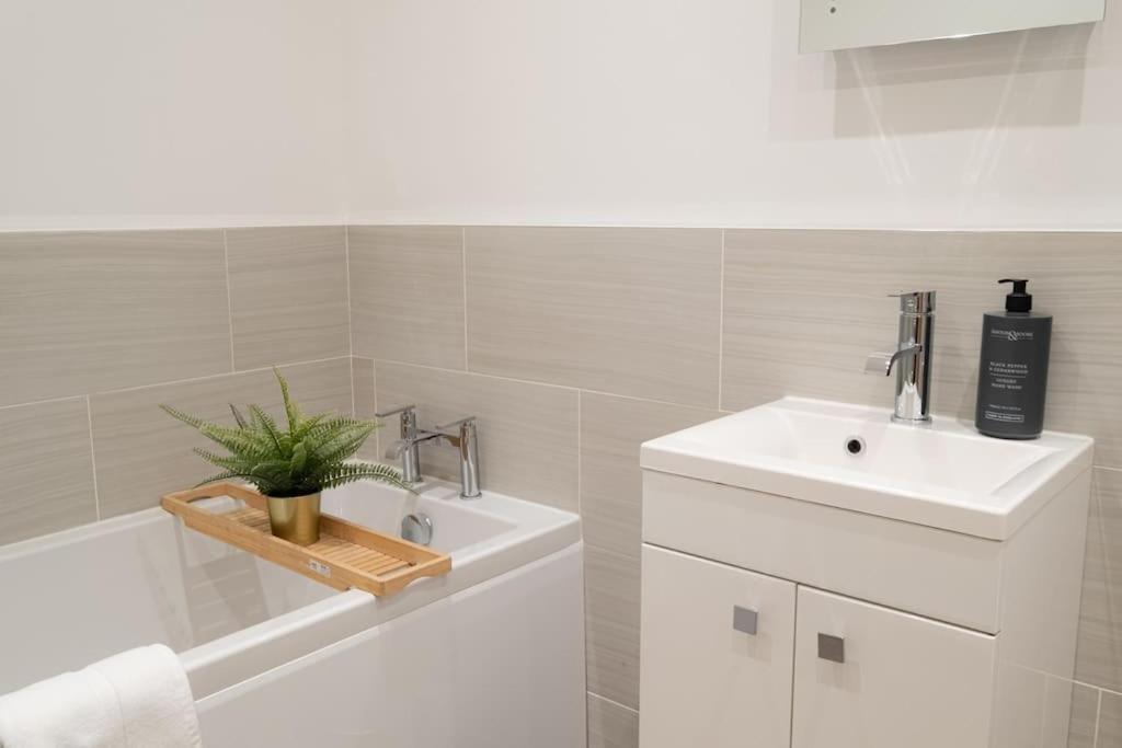 2 Bed 2 Bath Spacious Apartment In Central Aberdeen Kültér fotó